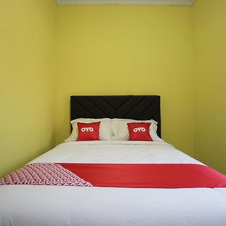 OYO 2486 Bahana Guest House Manado Bagian luar foto